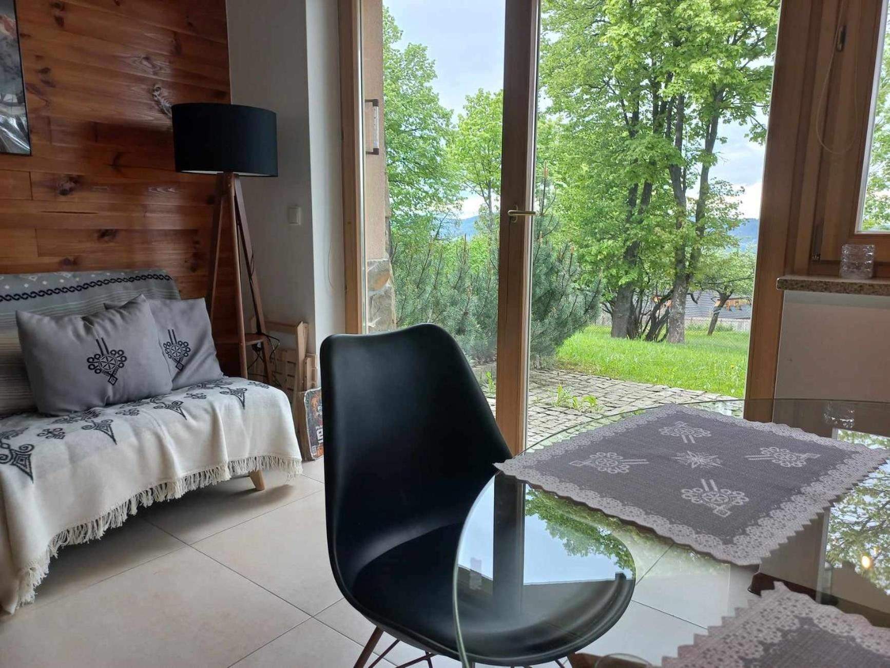 Apartment Na Cyrhli Z Tarasem *